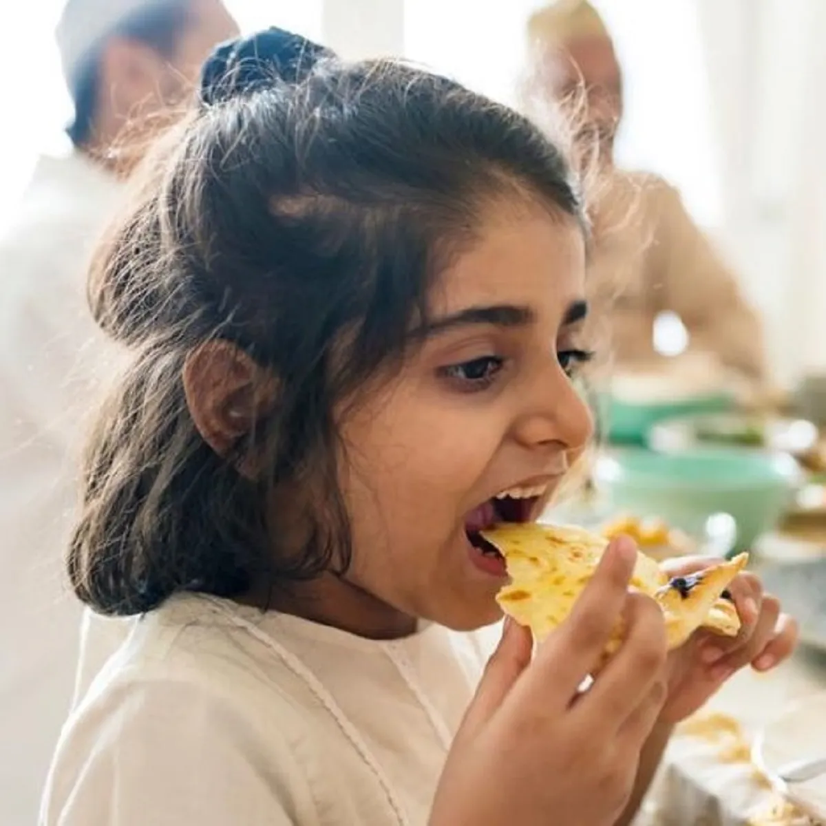 صورة لطفلة بوجبة السحور