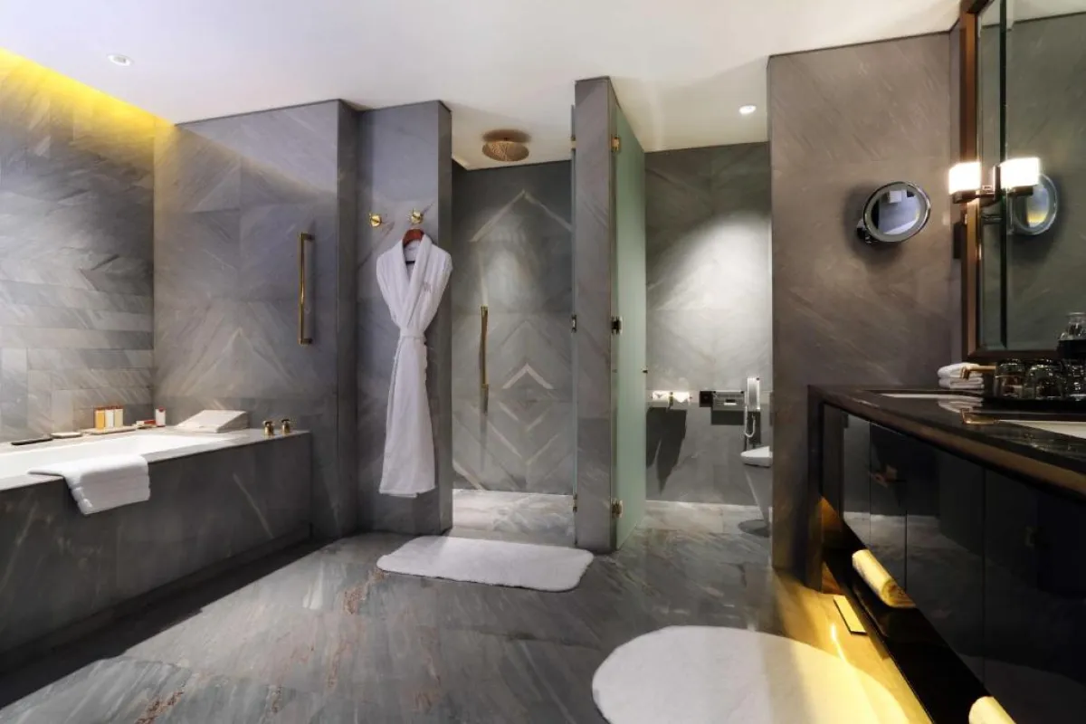 حمامات فخمة في غرف فندق والدورف أستوريا بكين