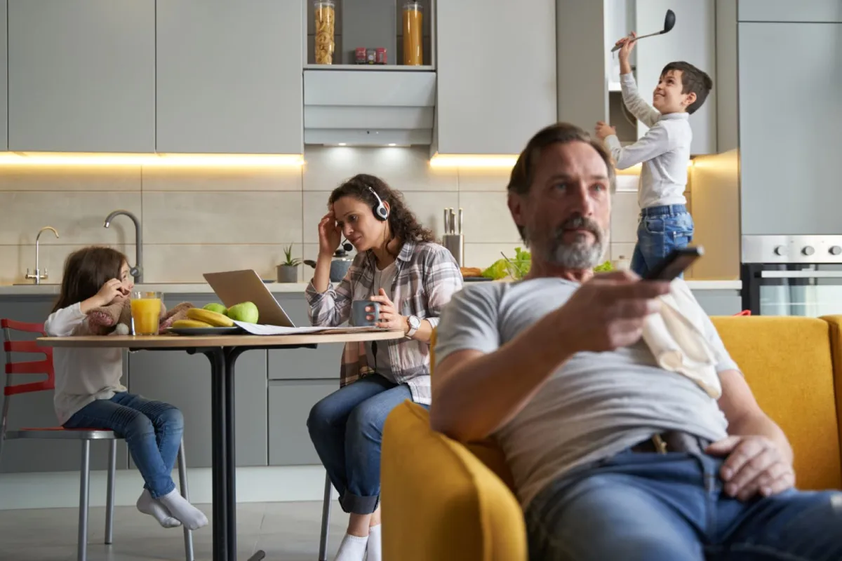 صورة لعائلة تعاني من ابنائها