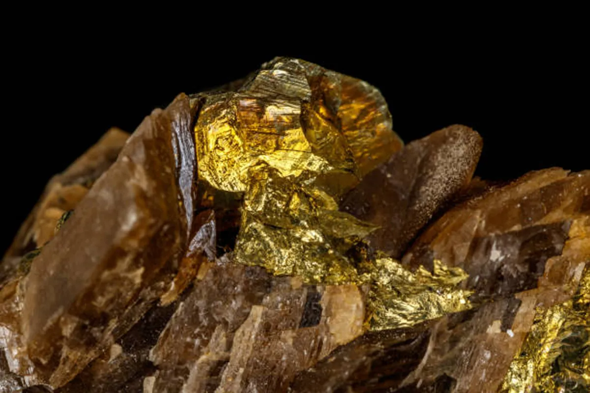 أسترالي يعثر على صخرة من الذهب