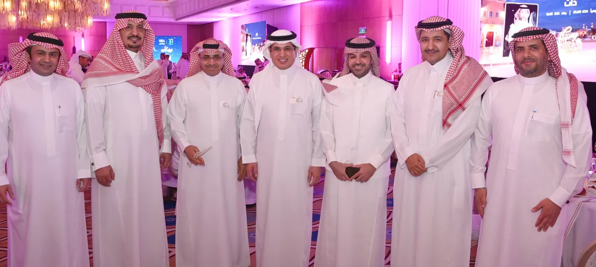 محمد فهد الحارثي، الرئيس التنفيذي لهيئة الإذاعة والتلفزيون السعودية يتوسط مجموعة من الاعلاميين