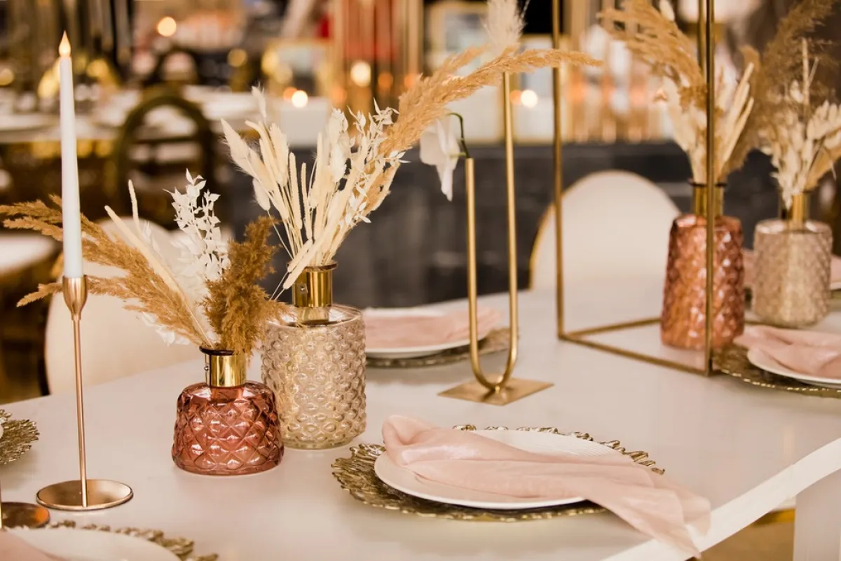 إكسسوارات على طاولة المعازيم