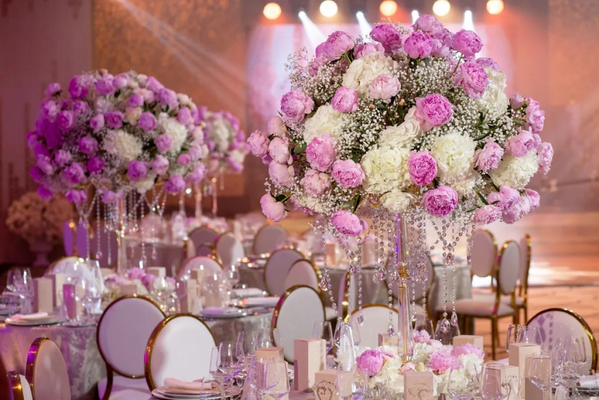 الزهور تزين طاولات المعازيم 