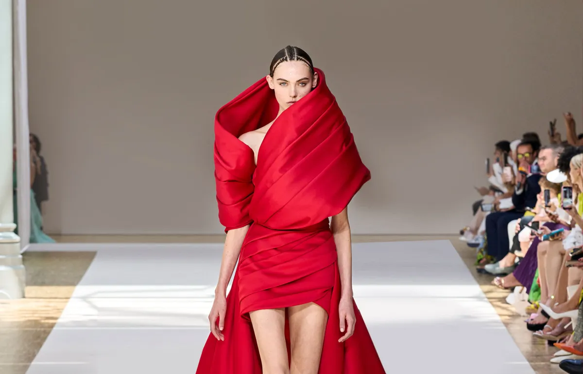 موديلات فساتين سهرة قصيرة باللون الأحمر من إيلي صعب Elie Saab