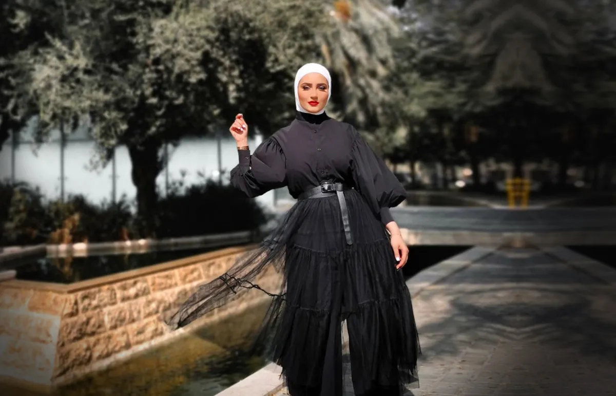  القميص الأسود للمحجبات - الصورة من حساب دلال الدوب على الانستغرام