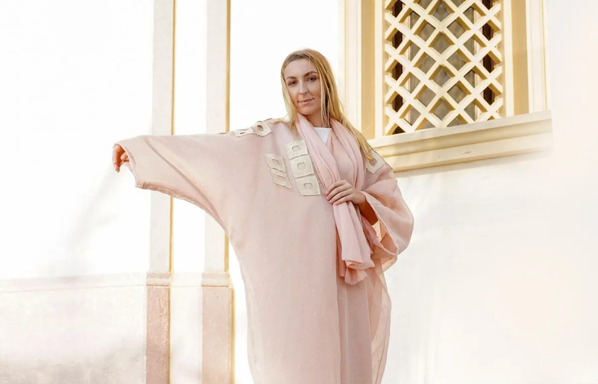 عباءة من تصميم المصممة أماني الحبشي