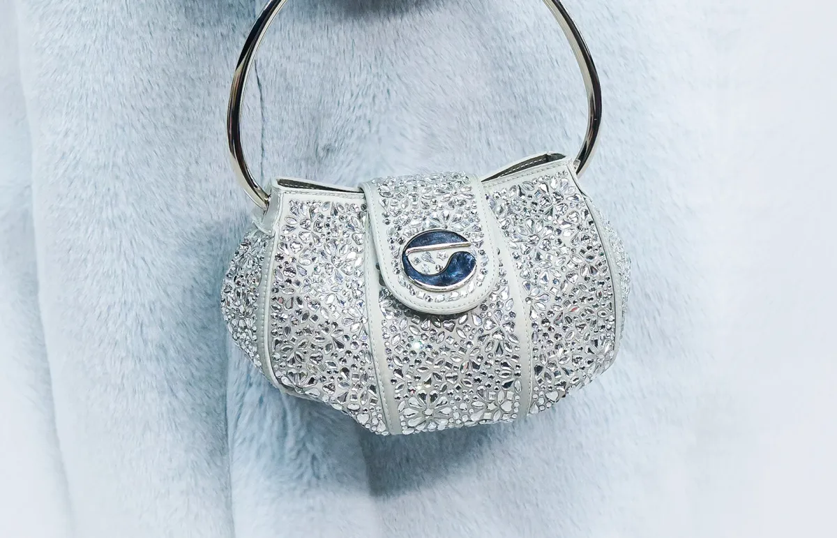 موديلات حقائب مزيّنة بالأحجار الكريمة لشتاء 2023 من كوبرني Coperni