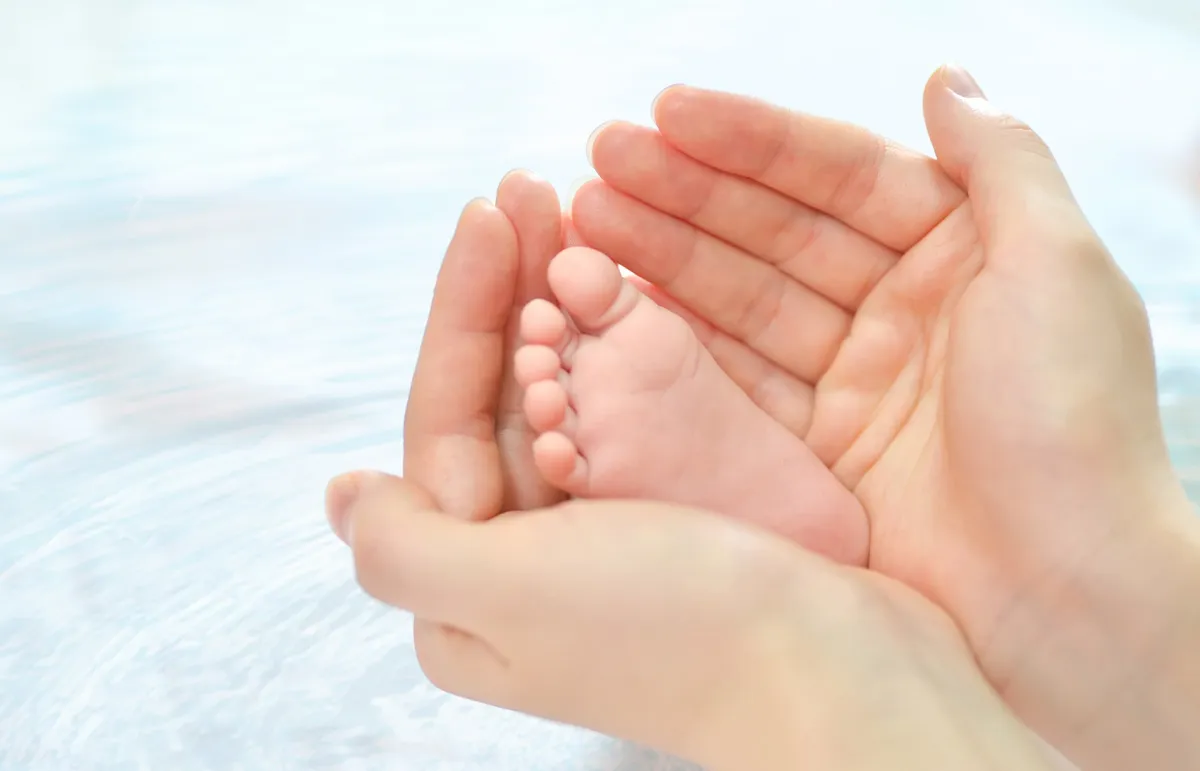 لماذا تختار الأمهات الولادة في الماء؟