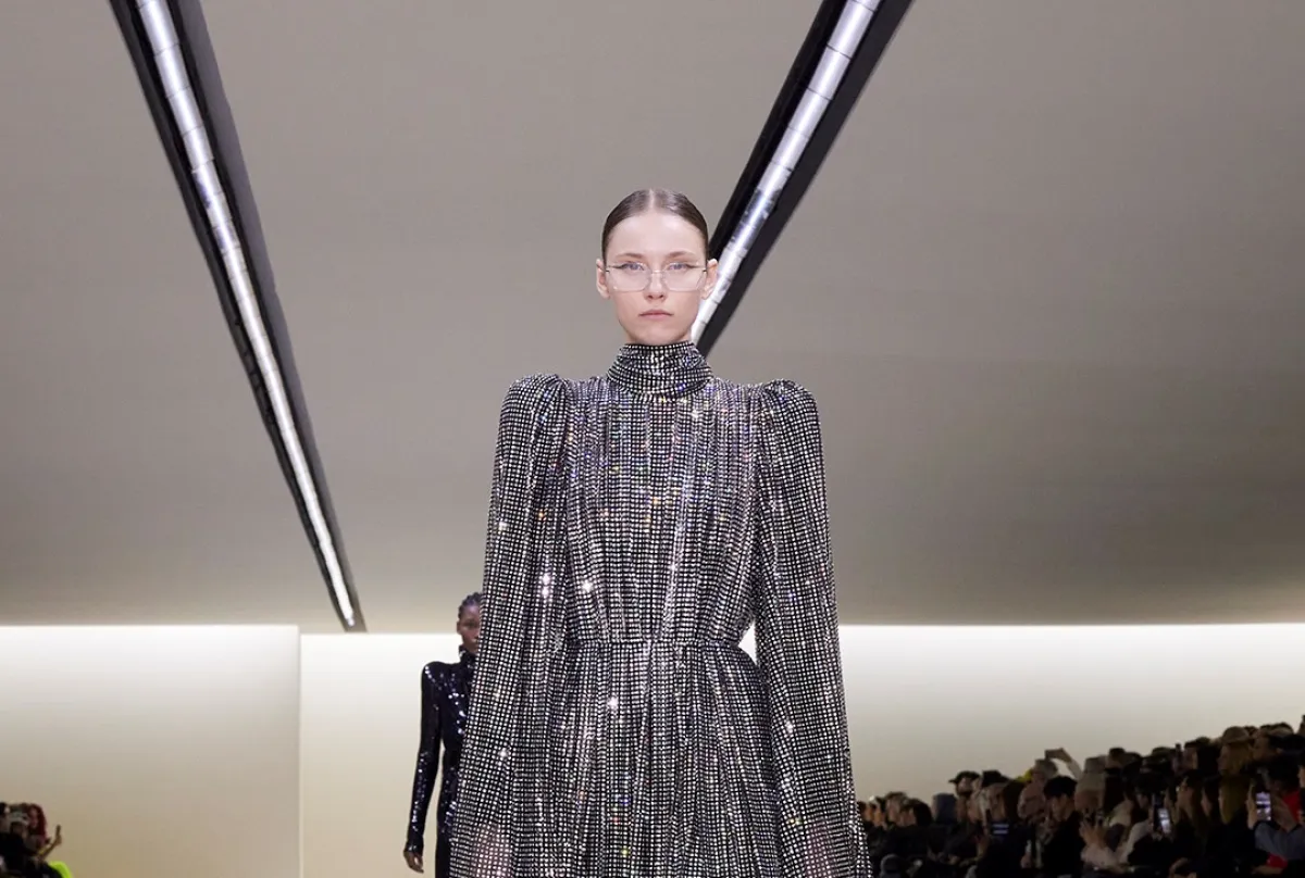  فستان باللون الفضي من بالنسياغا Balenciaga