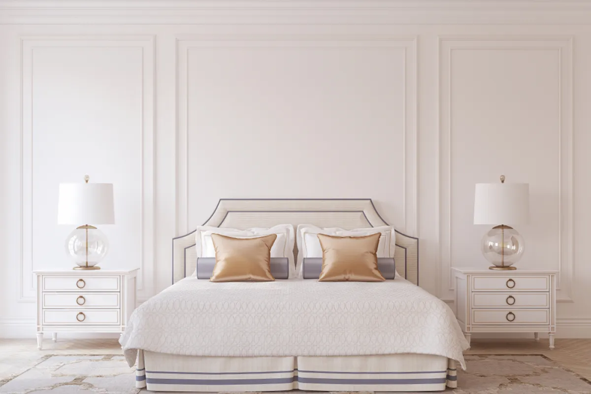 الأبيض جذّاب في غرفة النوم النيوكلاسيك