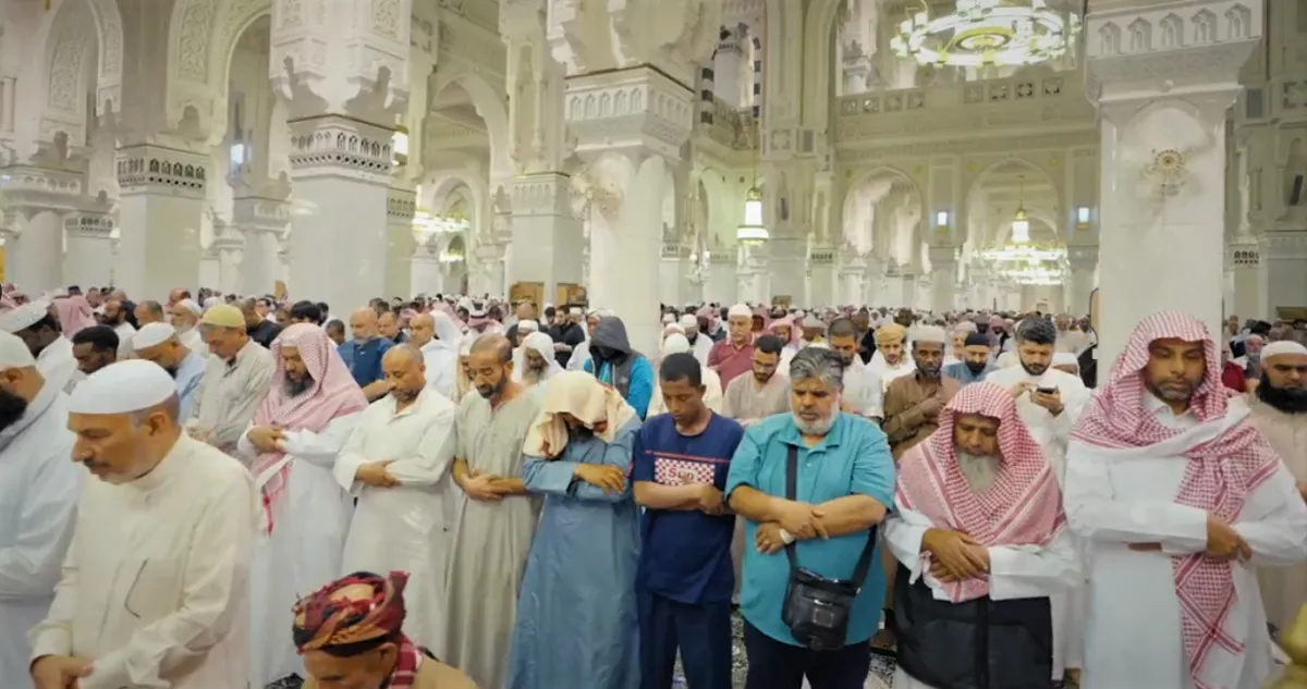 تيسيرا على المصلين.. اعتماد المدة "10 دقائق" بين الأذان والإقامة لصلاتي الفجر والعشاء بالسعودية في رمضان - الصورة من حساب وزارة الحج والعمرة على تويتر