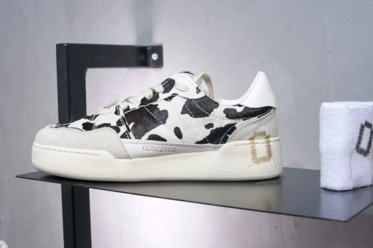    حذاء رياضي باللونين الأبيض والأسود من Monoway