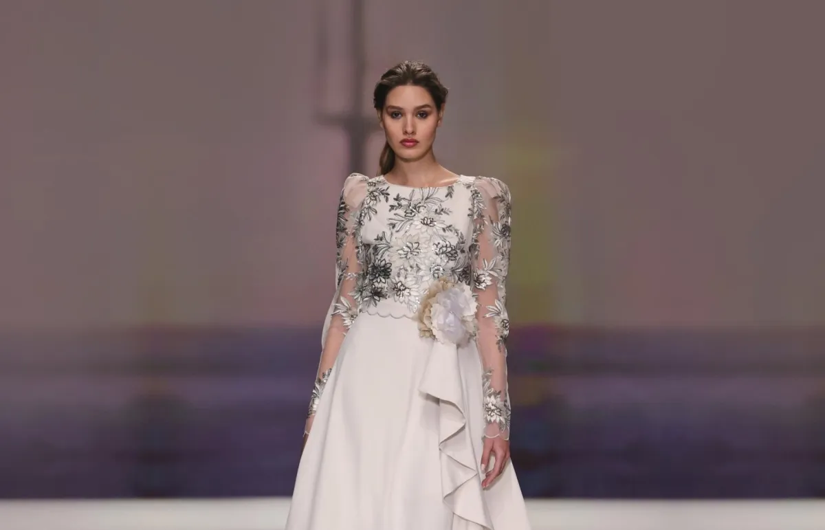 فستان خطوبة باللون البيج من مونشو ايريديا Moncho Heredia