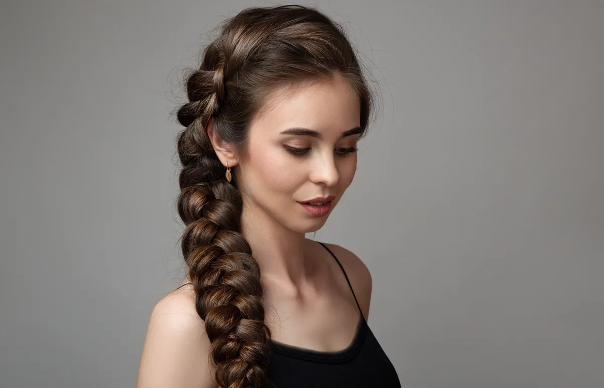 يفيد تضفير الشعر بطريقة صحيحة على نمو الشعر