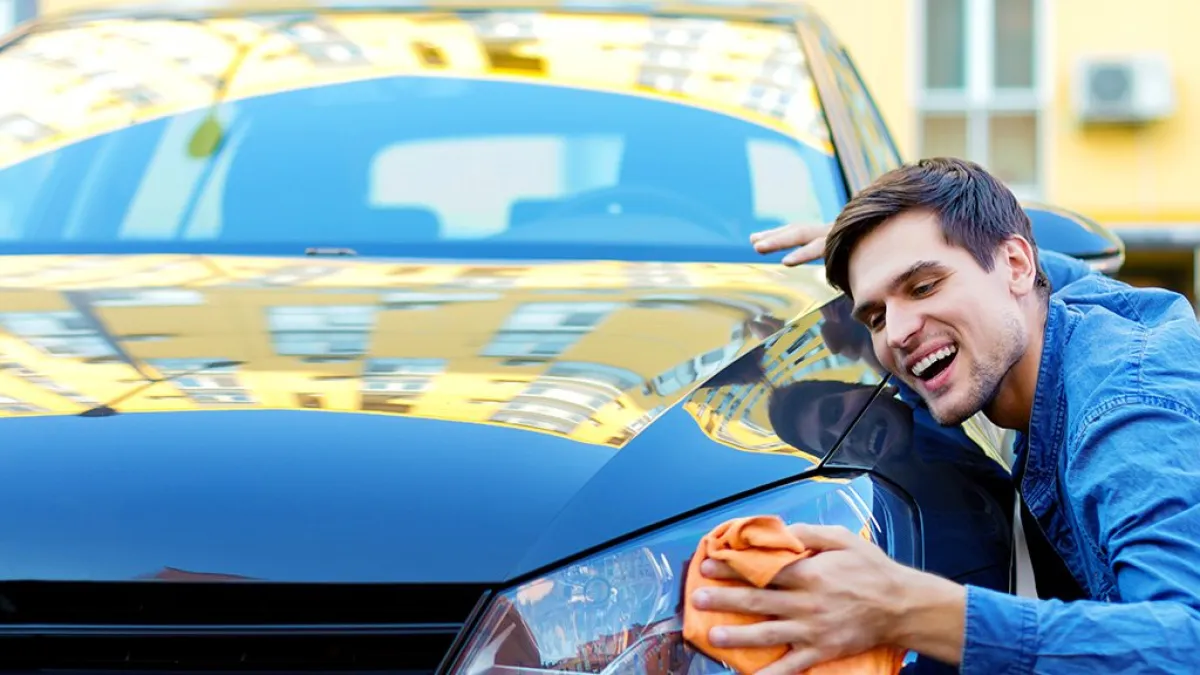 الرجل يعشق سيارته