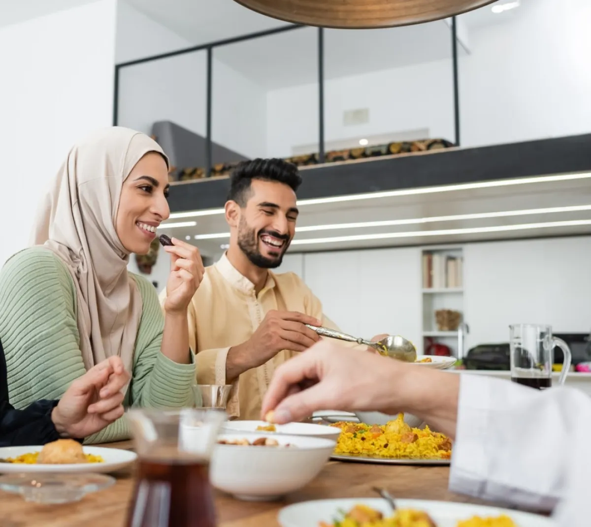 صورة لحامل على مائدة إفطار رمضان