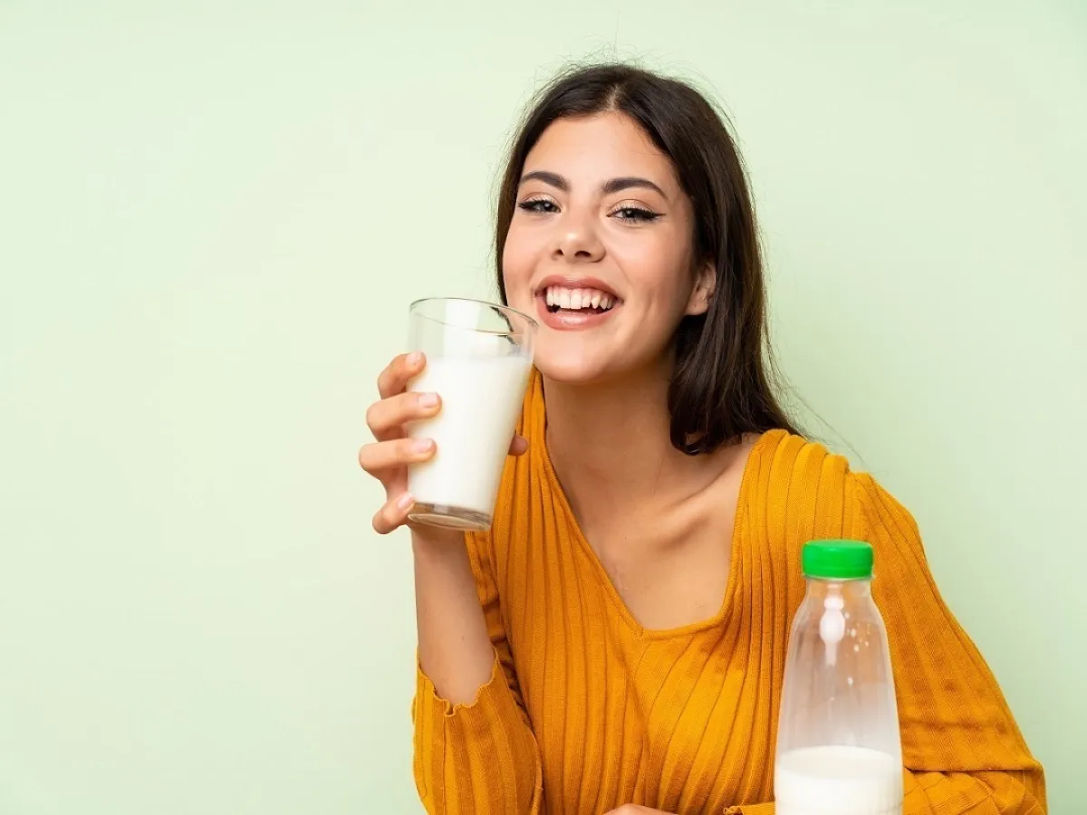 صورة لامراة تحمل كوب به لبن رائب