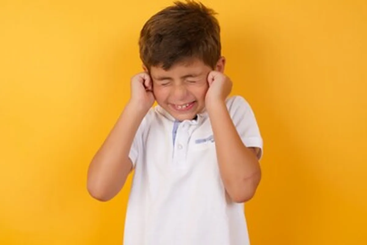 صورة لطفل يعاني من الصداع