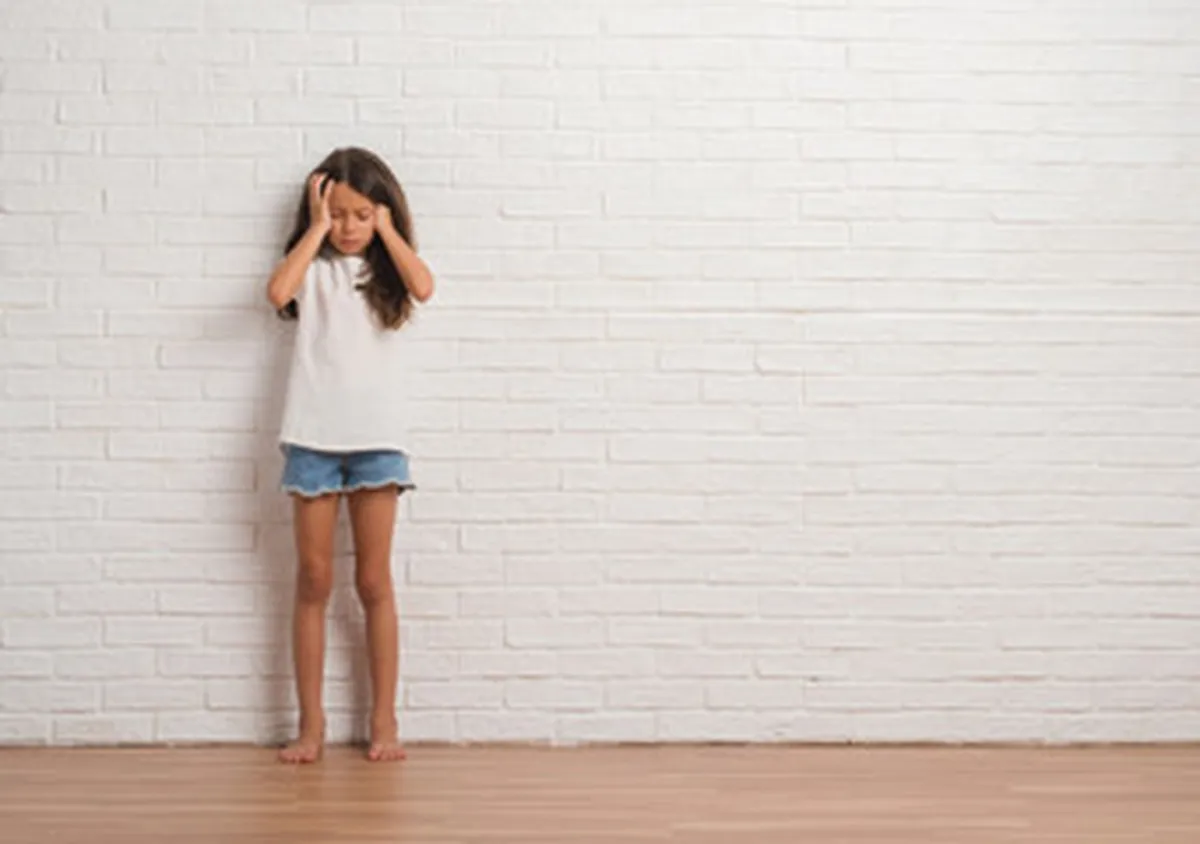 صورة لطفلة تعاني من الصداع