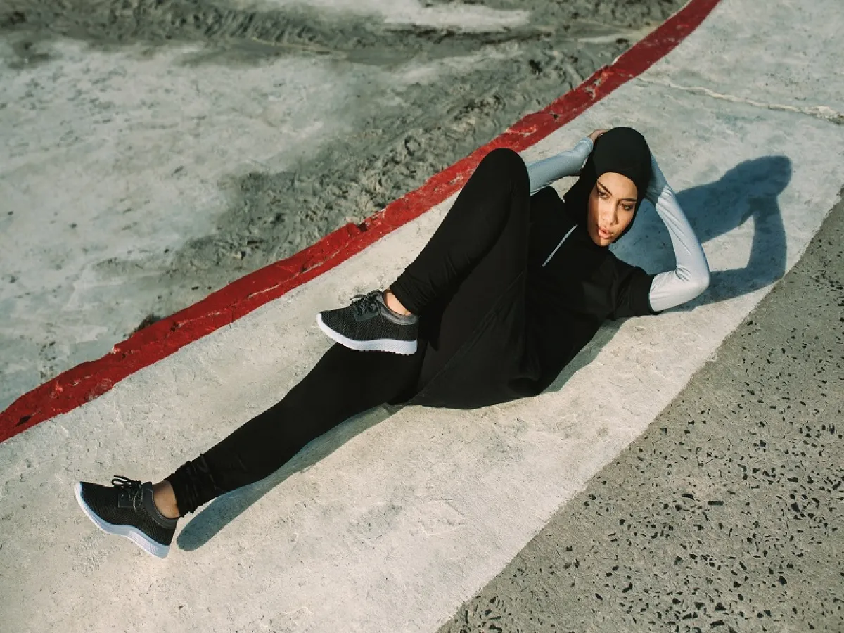 فتاة تمارس تمارين رياضية في الهواء الطلق قبل الإفطار في رمضان (المصدر: Adobe.Stock)