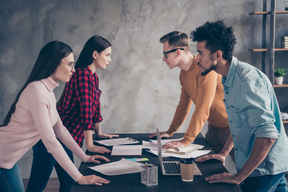 نقص التواصل في مكان العمل يقود إلى النزاع