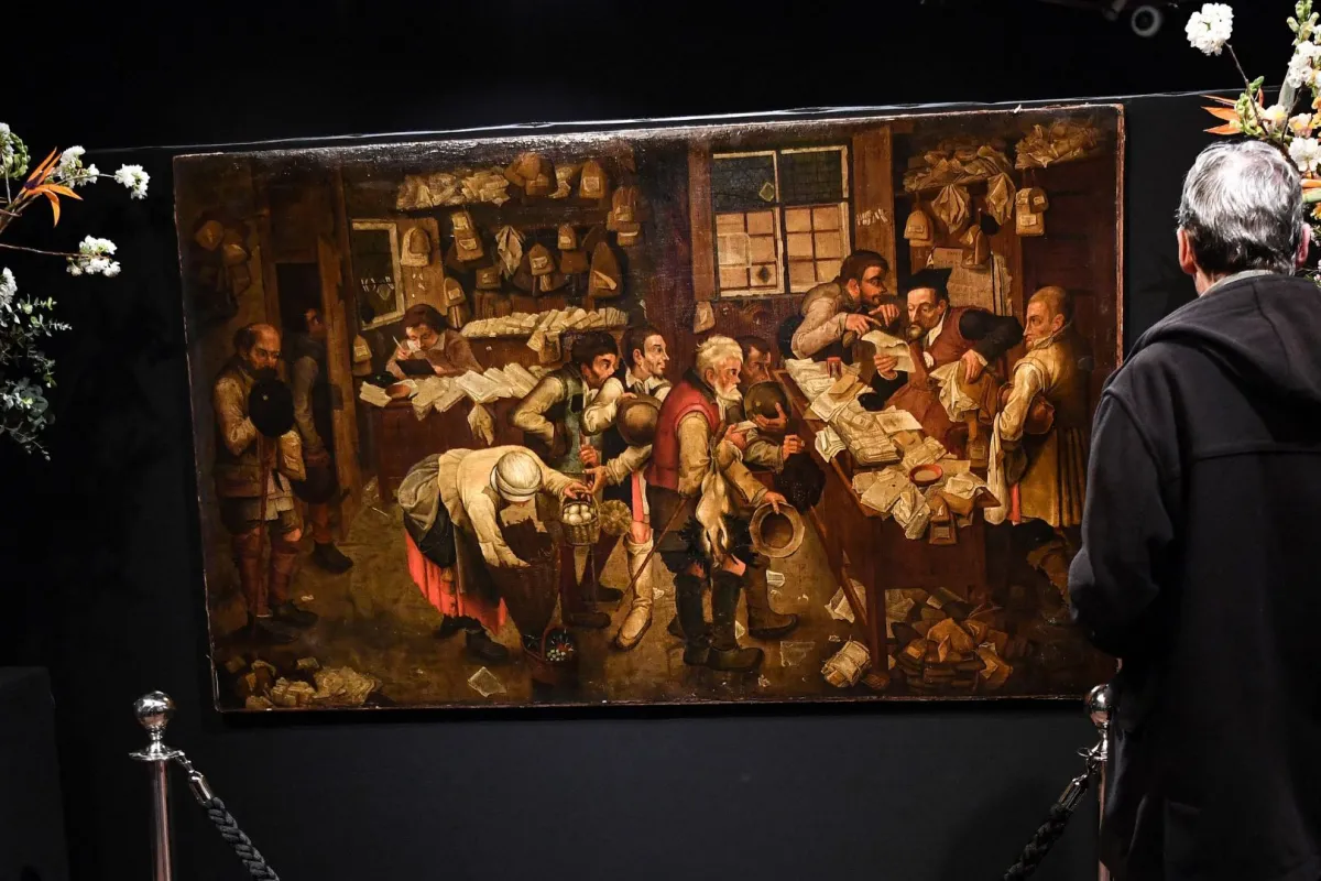 لوحة فنية خلف باب حجرة 