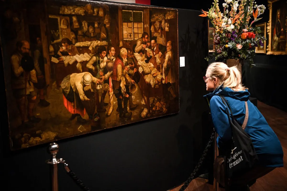 لوحة فنية خلف باب حجرة 