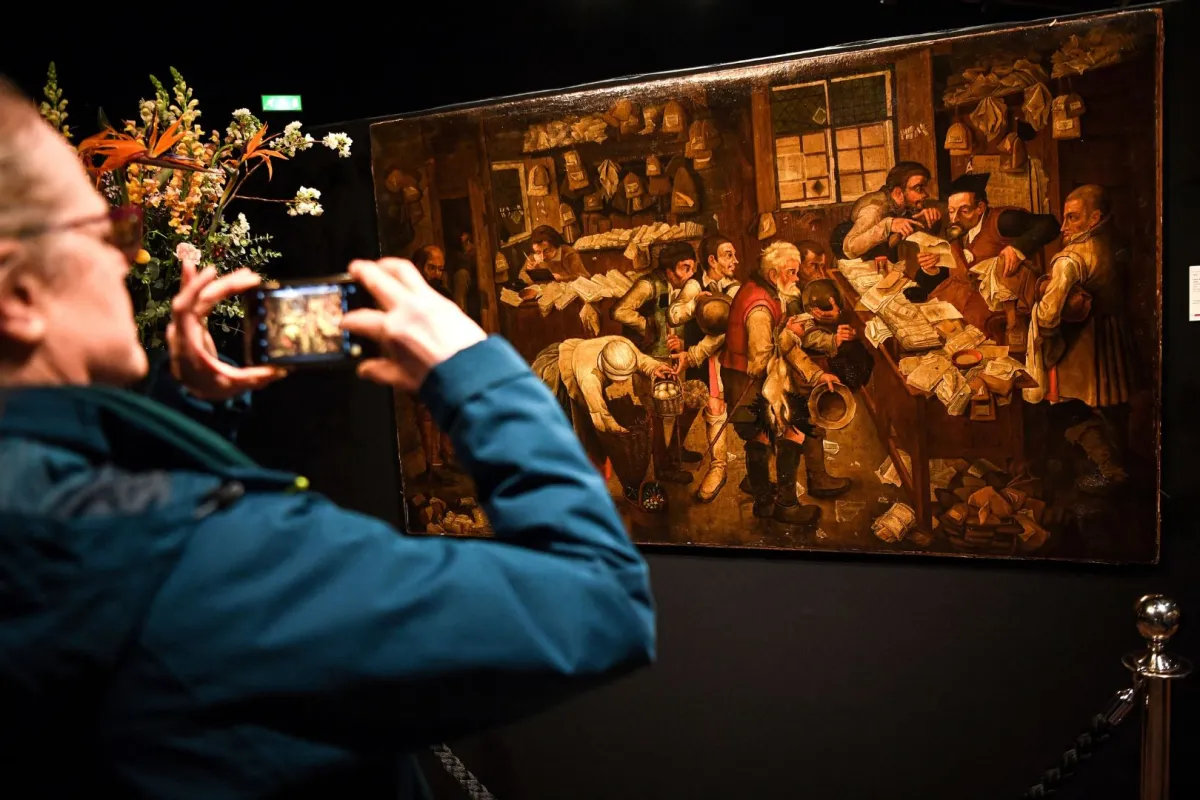 لوحة فنية خلف باب حجرة 