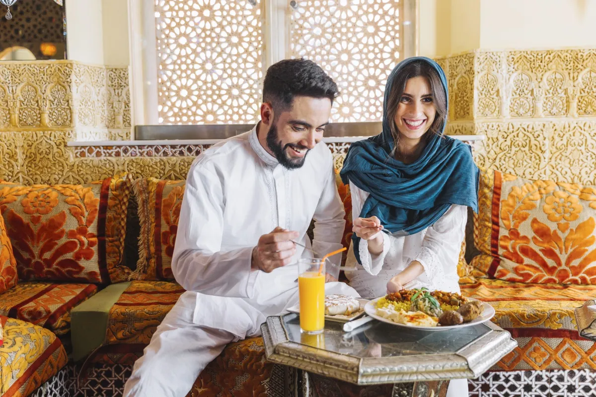 عائلة تتناول وجبة الإفطار في رمضان (المصدر: Freepik)