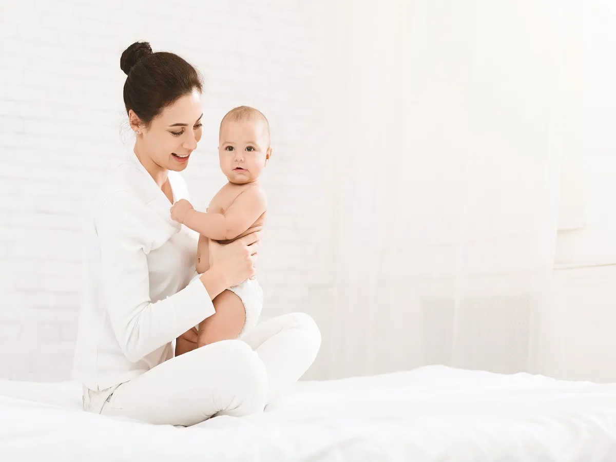 صورة لأم تحمل طفلها الرضيع