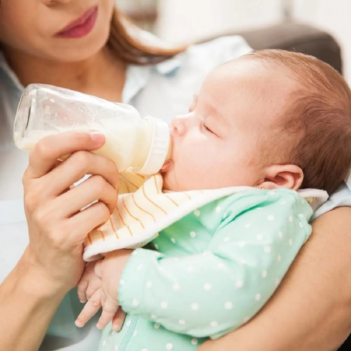 صورة لطفل يرضع بالزجاجة