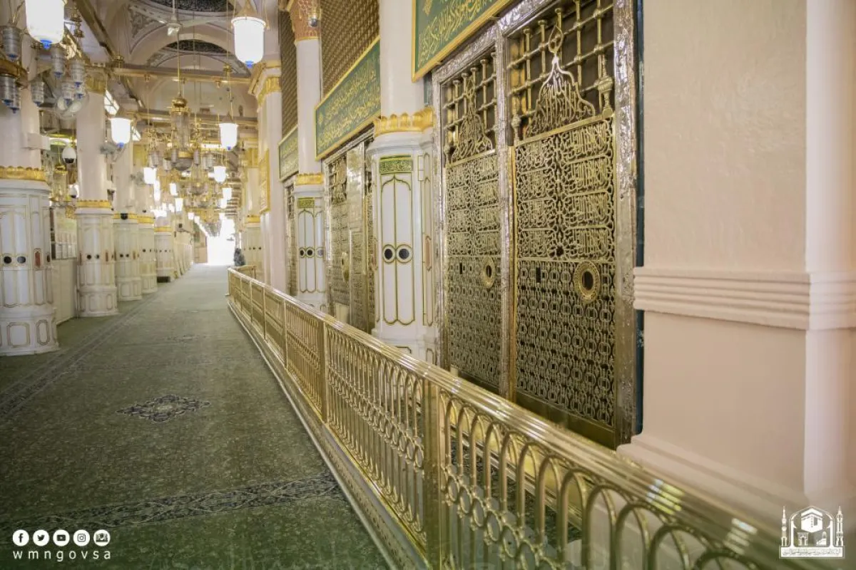 الرئيس العام يدشن الحاجز النحاسي المذهب الجديد المحيط بالمقصورة الشريفة