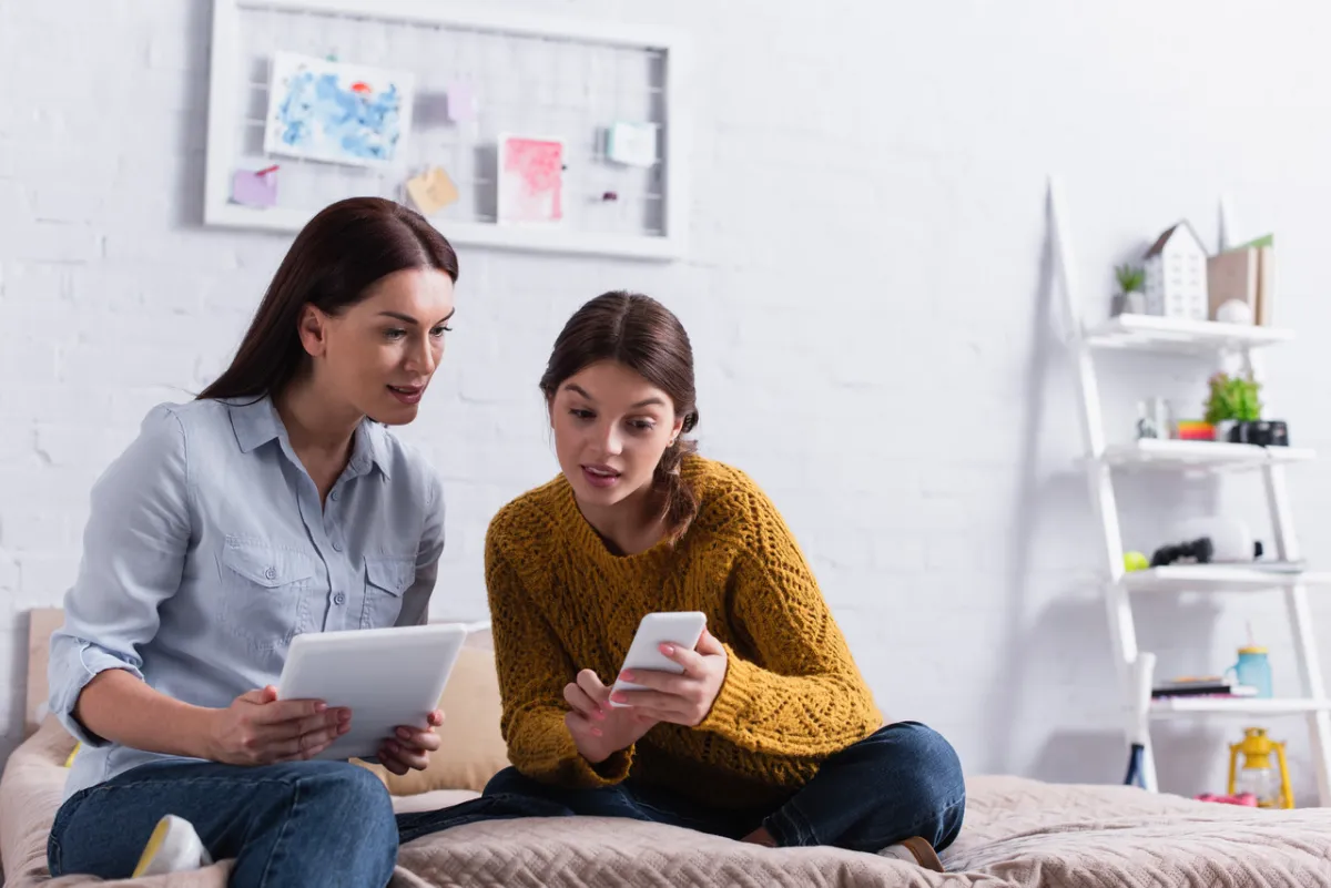 صورة أم تتحدث مع ابنتها