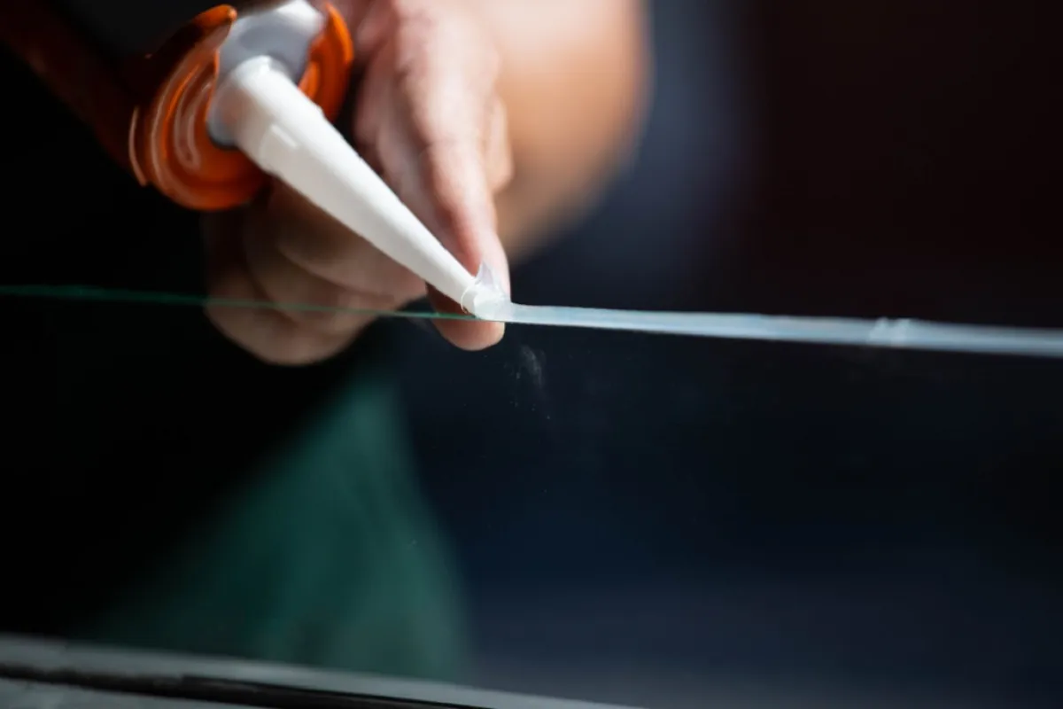 طرق متبعة لإزالة السيليكون من الأسطح الزجاج