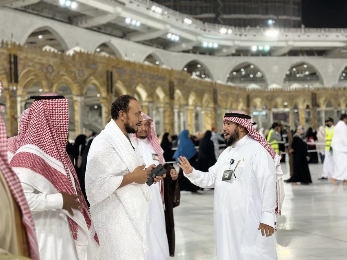 البرنامج يهدف إلى تقديم خدمات إرشادية ميدانية لقاصدي المسجد الحرام. الصورة من رئاسة شؤون الحرمين