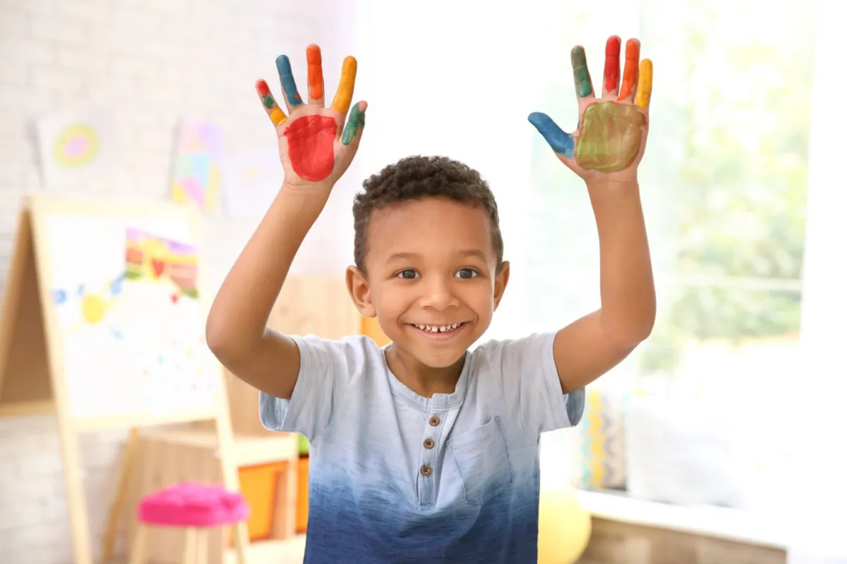 صورة لطفل يرفع يديه