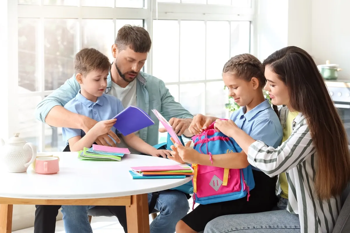 صورة لأسرة تساعد أطفالها