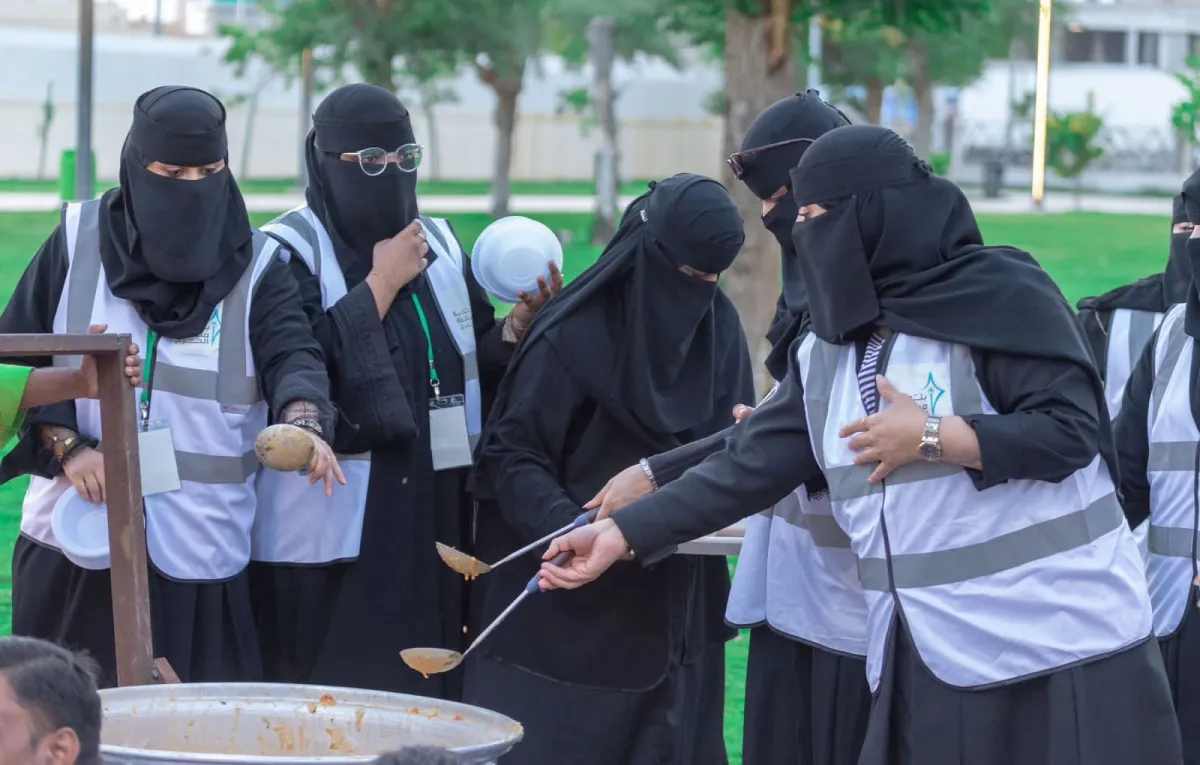 متطوعات يشاركن بالمائدة الرمضانية. الصورة من تويتر بلية محافظة الخرج