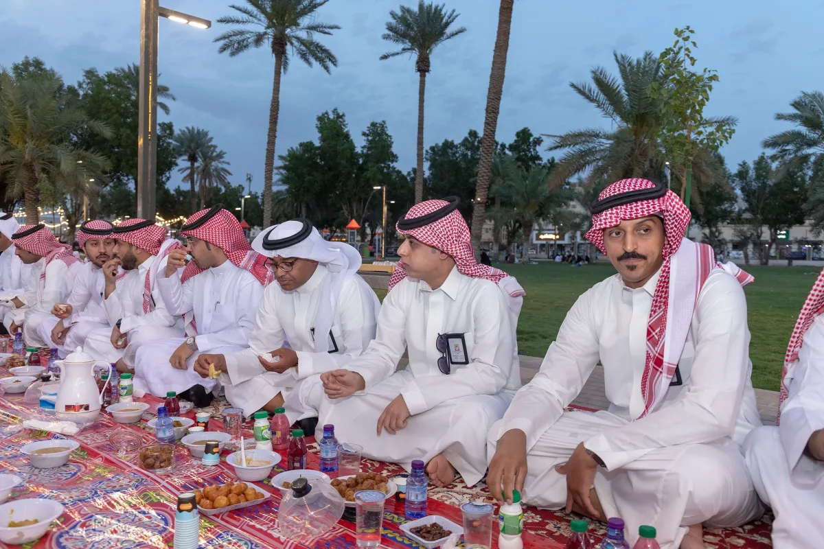 تجمع أهالي الخرج حول مائدة الإفطار. الصورة من تويتر بلدية محافظة الخرج