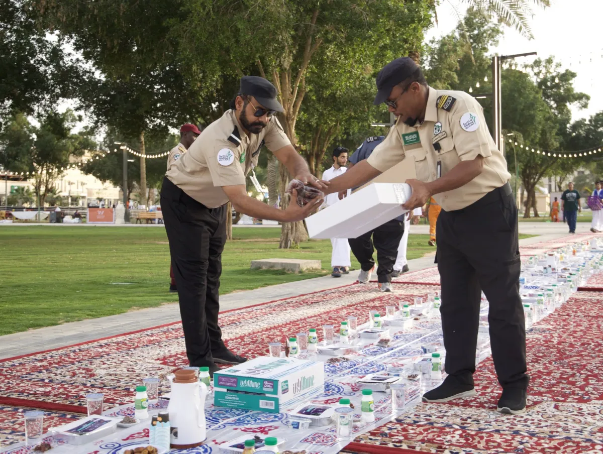 تجهيز مائدة الإفطار. الصورة من تويتر بلدية محافظة الخرج