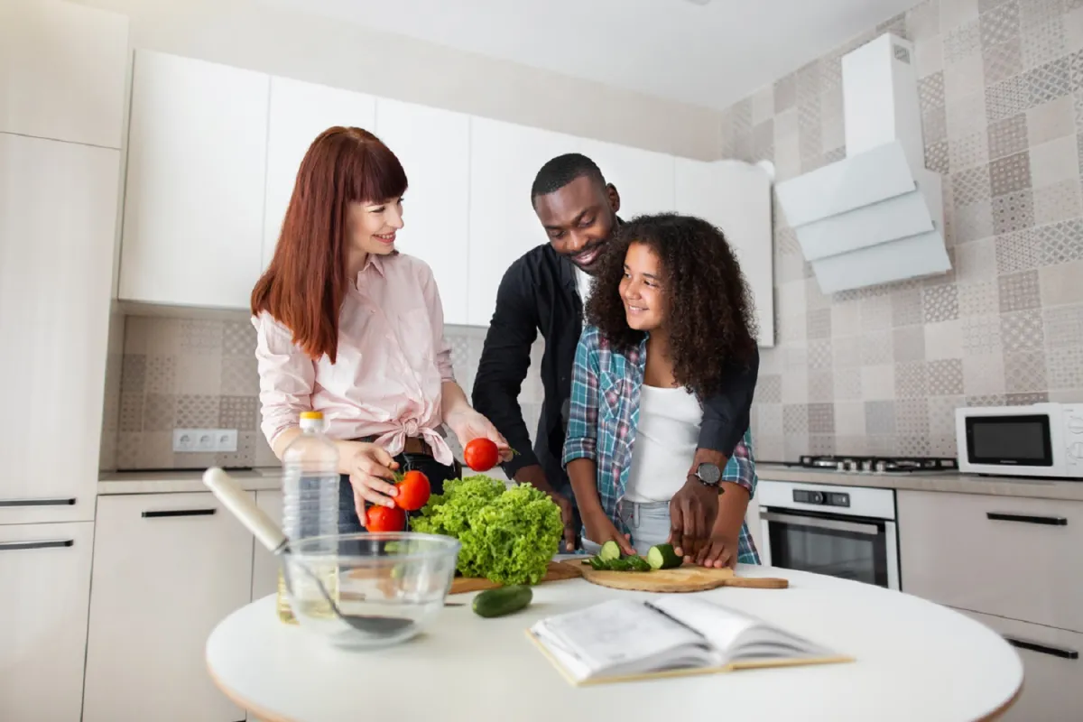 صورة لطفلة تساعد والديها