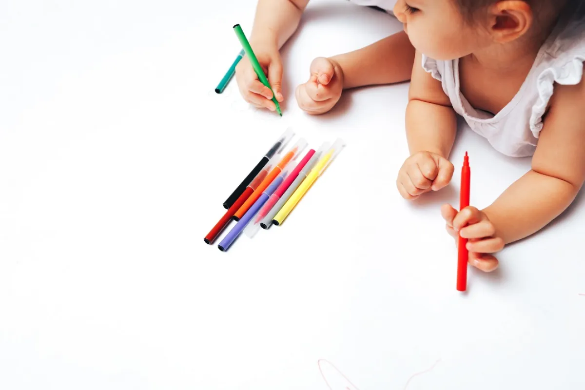 صورة لأطفال يرسموا بالألوان