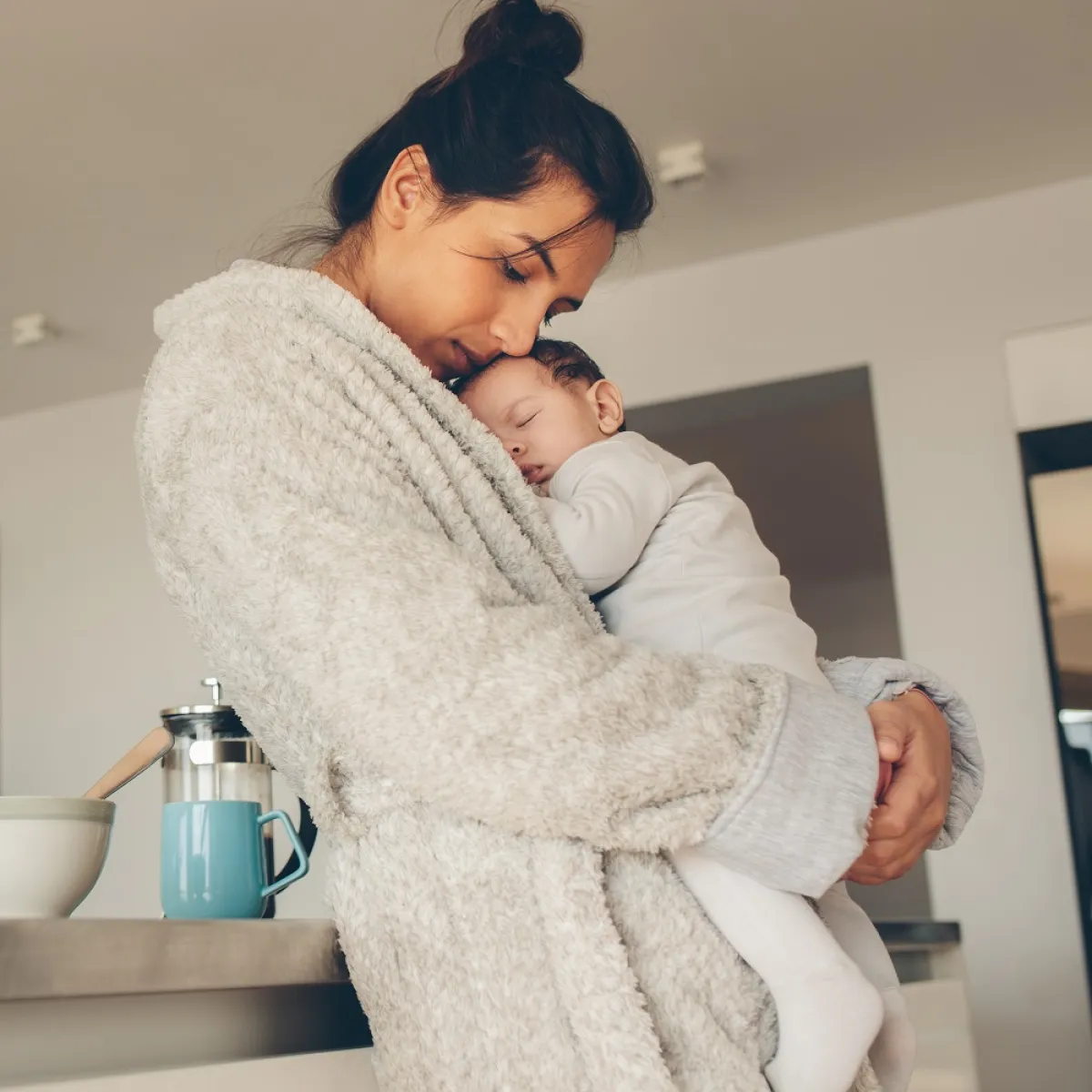 صورة لأم تحتضن طفلها