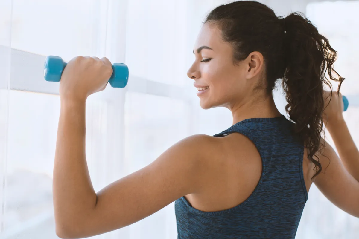 تمارين الكتف بالدمبل