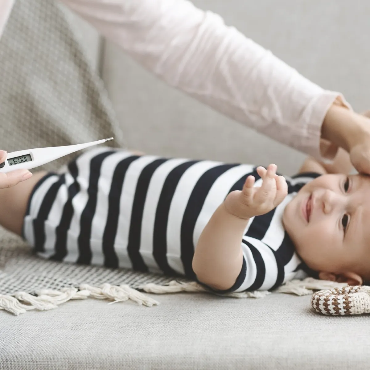 صورة لطفل وطبيب يكشف عليه