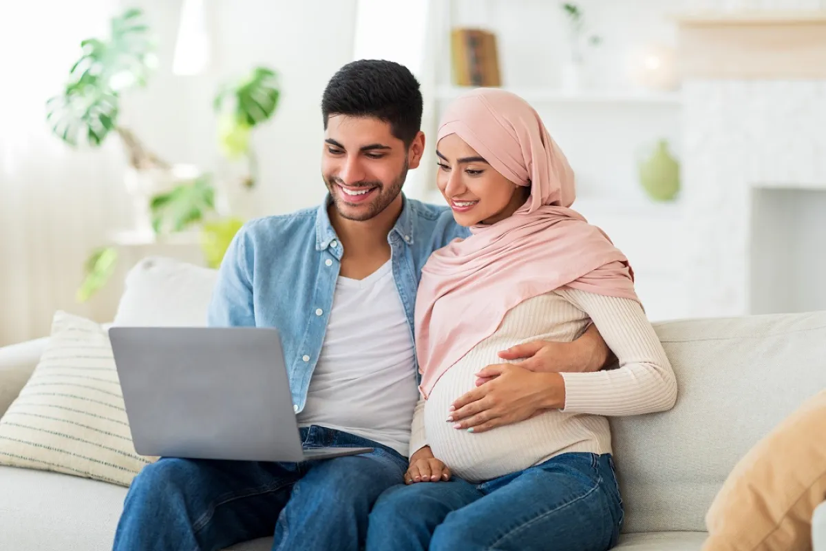 صورة لامراة حامل تجلس مع زوجها