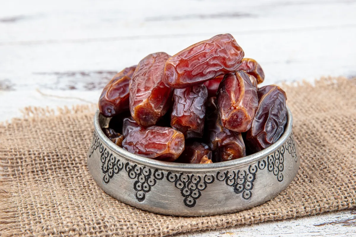 صورة لطبق يحوي تمرعلى سفرة رمضان