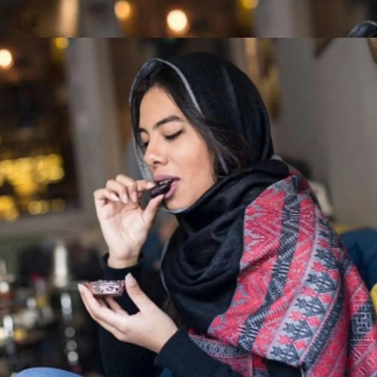 صورة لحامل تفطر على التمر