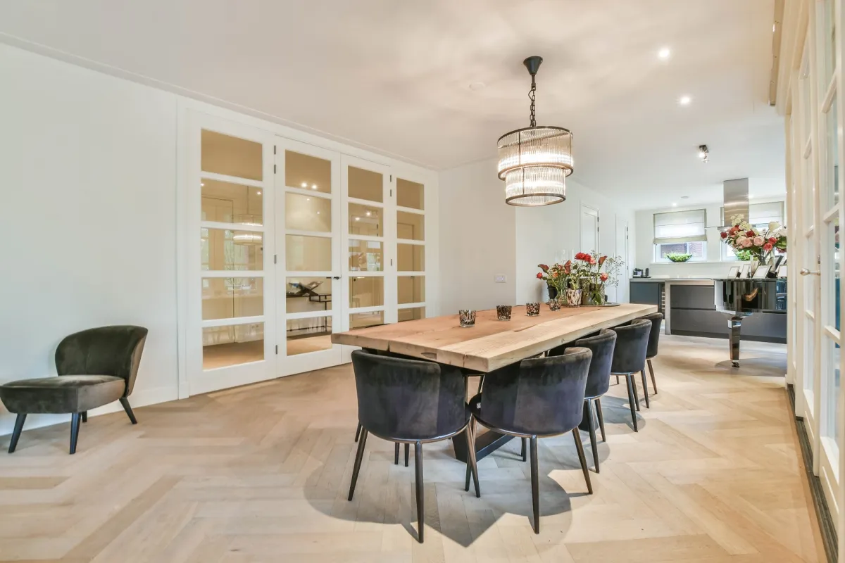 الثريا الفخمة تجمّل غرف الطعام