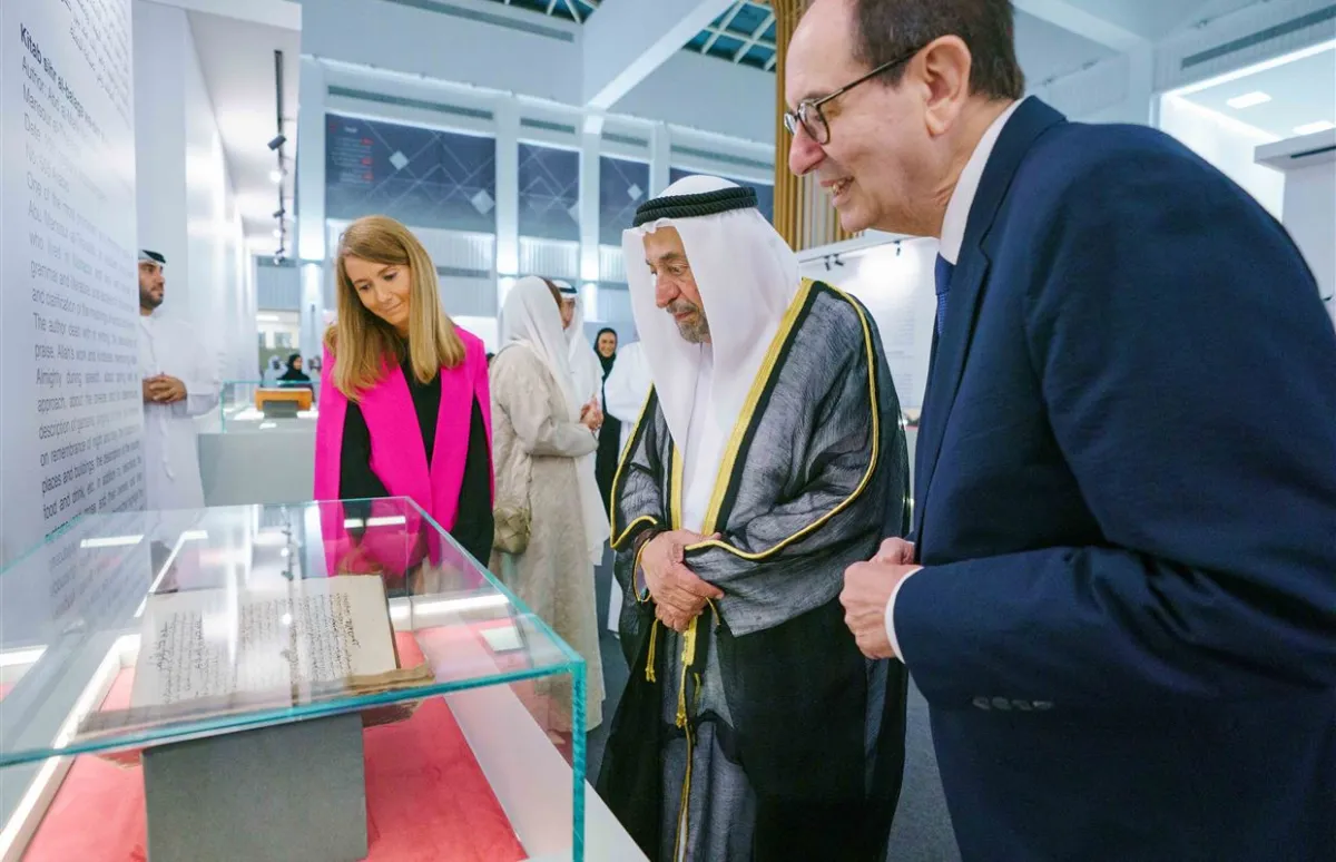 الشيخ سلطان القاسمي" يطلع على مخطوطات المعرض. الصورة من مكتب الشارقة الإعلامي
